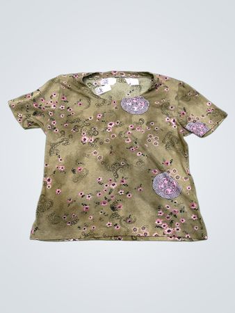 Grünes Oberteil mit Blumenmuster