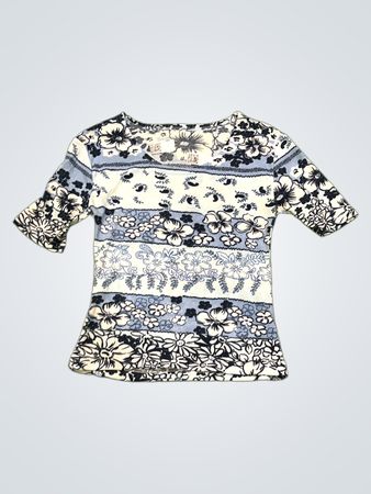 Blaues T-Shirt mit Blumenmuster