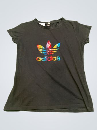 Schwarzes Adidas-T-Shirt mit Regenbogenlogo
