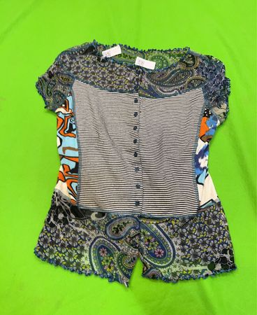 Damenhose mit gemischtem Druck und Knopfleiste