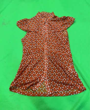 Orange Kleid mit weißem Muster