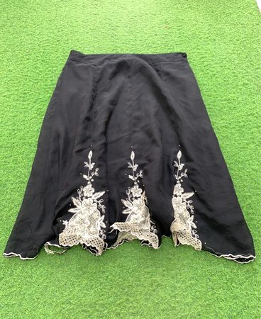 Jupe brodée noire CONTEMPORAINE taille 14