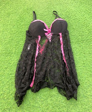 Native Intimates Schwarzes Spitzenbabydoll mit pinken Akzenten