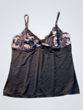 Schwarzes Top mit lila und weißen Blumenspitzenbesatz