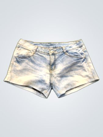Hellblaue Jeans-Shorts mit Nieten