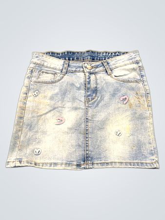 Hellblauer Jeansrock mit Herz-Applikationen