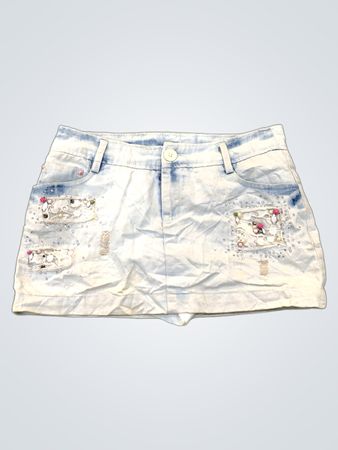 Hellblau gewaschene Jeansshorts mit Verzierungen