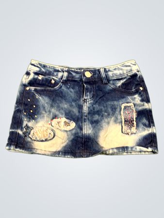 Blauer Jeansrock mit abgenutzten/aufgerauten Patches
