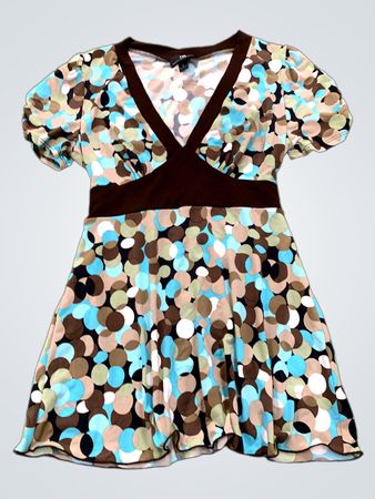 iz BYER CALIFORNIA Polka Dot V-Ausschnitt Kurzarmkleid mit Bindegürtel