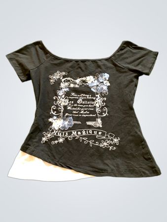 Schwarzes T-Shirt mit Lagenoptik und Grafikdruck