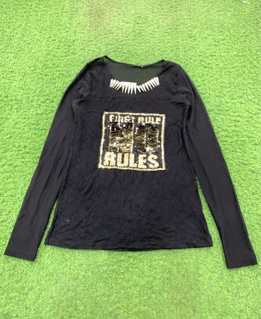 Schwarzes Langarmshirt mit Paillettenverzierung und Text „FIRST RULE RULES“