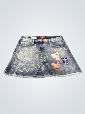 Jeansrock mit bestickten Zickzackmustern und paillettenbesetzten Herzen