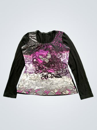 Langärmeliges schwarzes T-Shirt mit Grafikdruck auf der Vorderseite