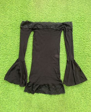 Schwarzes schulterfreies Kleid mit Glockenärmeln und Spitzenbesatz