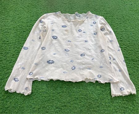Schieres weißes Langarmshirt mit Blumenstickerei