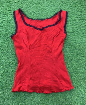 Rotes Spitzenbesatz-Trägershirt