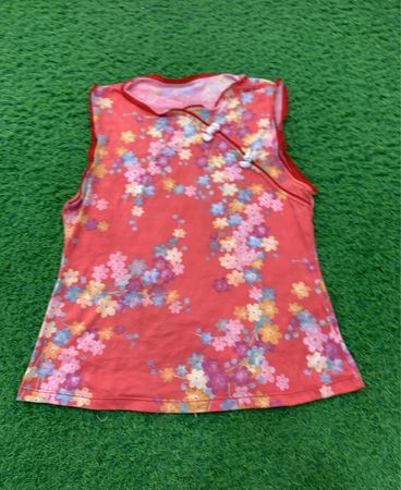 Rotes ärmelloses Top mit Blumenmuster und roter Einfassung