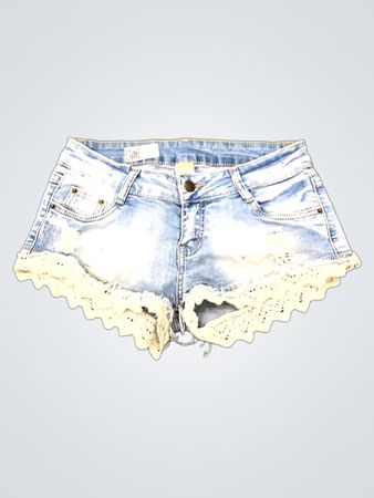 Hellblaue Jeansshorts mit Spitzenbesatz