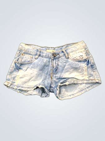 Hellblaue Denim-Shorts mit Spitzenbesatz an der Tasche