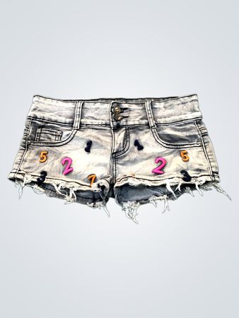 Denim-Shorts mit Zahlen-Applikationen
