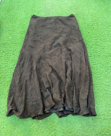 Jessica Brown bestickter Midirock