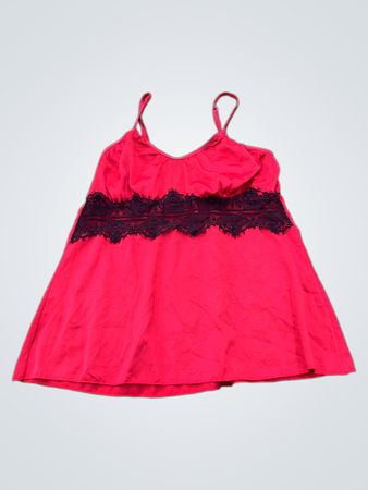 Rotes Top mit schwarzem Spitzenbesatz