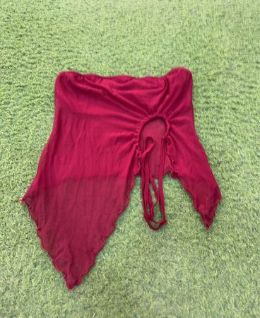 Rotes transparentes Neckholder-Top mit Bindendetail