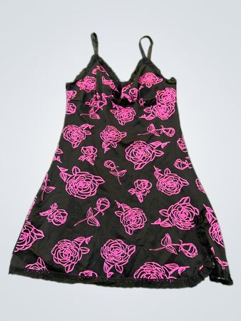Schwarzes Slipkleid mit rosa Rosenmuster