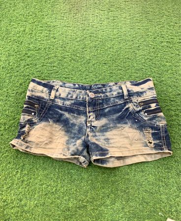 Destroyed-Jeansshorts mit Strasssteinbesatz