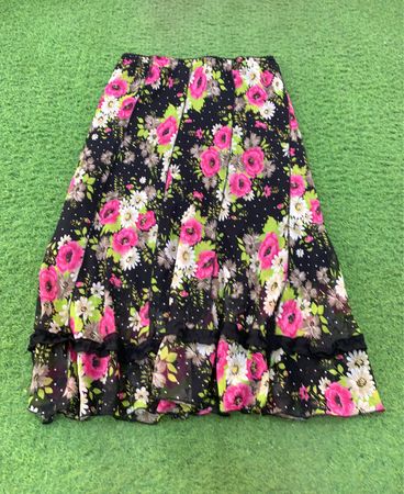 Schwarzer Midirock mit Blumenmuster und Rüschensaum