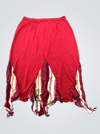 Roter Rock mit gestreiften Einsätzen