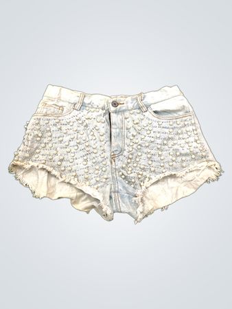 Hellblaue Jeans-Shorts mit Perlenverzierung