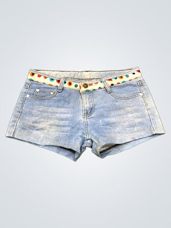 Denim-Shorts mit verzierten Taschen und buntem Gürtel