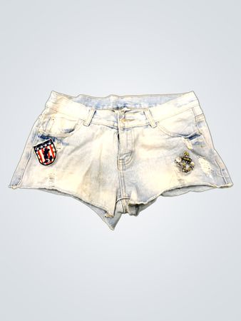 Hellblaue Jeansshorts mit Patches