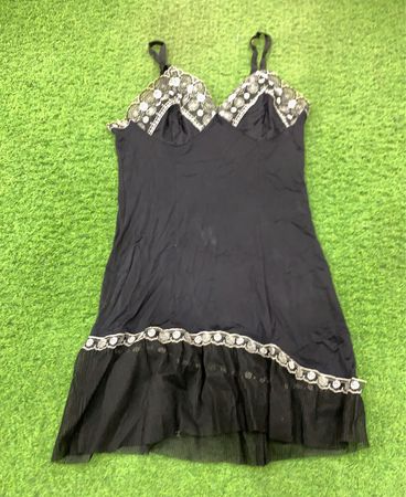 FEOME Schwarzes verziertes Slip-Kleid