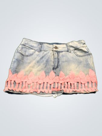 Saia jeans com barra de renda rosa
