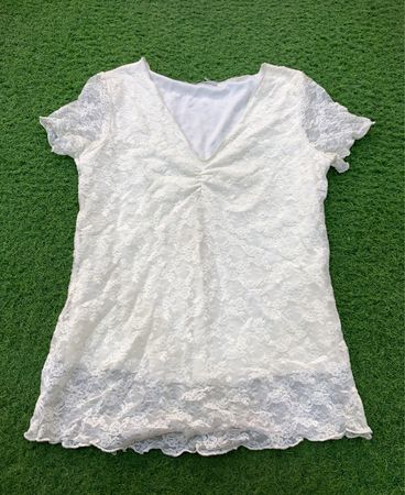 Camiseta de Decote V em Renda Branca