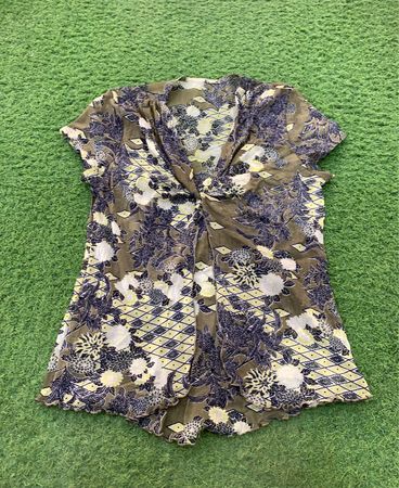 Top feminino com estampa floral e detalhe torcido na frente