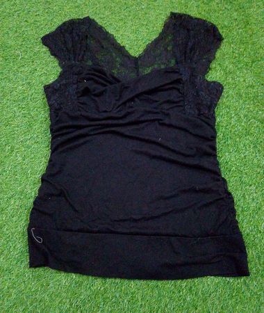 studio Y schwarzes Spitzen-Detail gerafftes Top