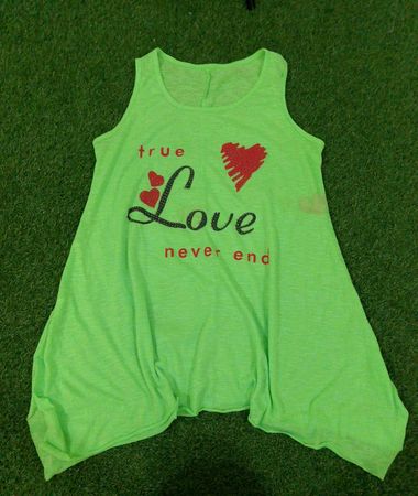 Grünes Tanktop mit "true Love never end" Grafik