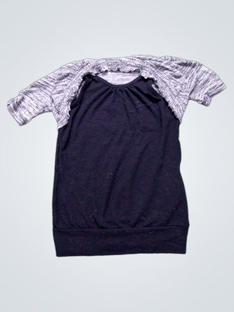 Schwarzes und graues gestapeltes T-Shirt