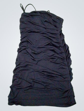 Schwarzes Rüschenein-Schulter-Kleid
