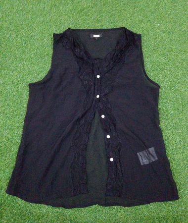 BIKBOK Ärmelloses schwarzes Top mit Spitzenbesatz und Knopfleiste