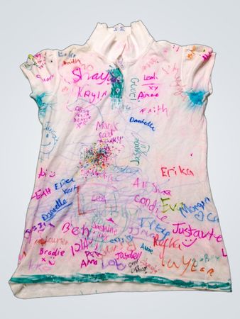 Weißes T-Shirt mit verschiedenen Namen und Zeichnungen