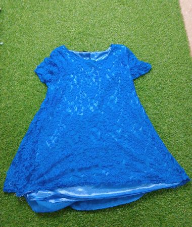 Blaues Spitzenkleid mit Schleifendetail
