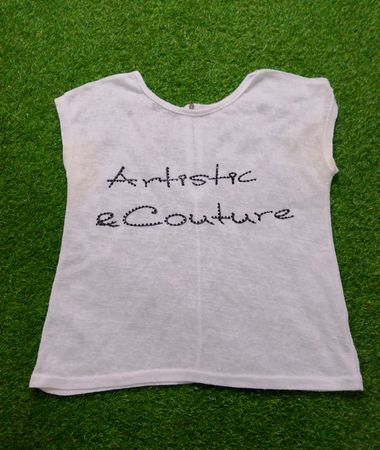 Weißes T-Shirt mit "Artistic eCouture" Text