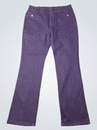Dunkel gewaschene Schlagjeans mit roter Naht