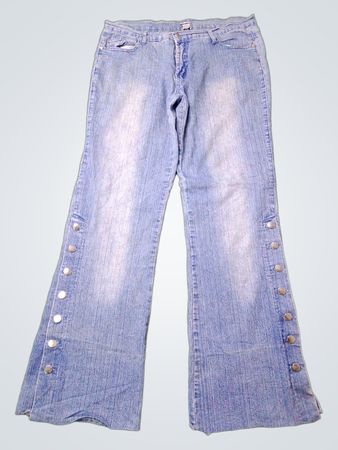 Leichte Waschung Schlagjeans mit Knopfdetails