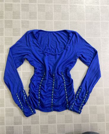 Top à manches longues bleu avec des embellissements