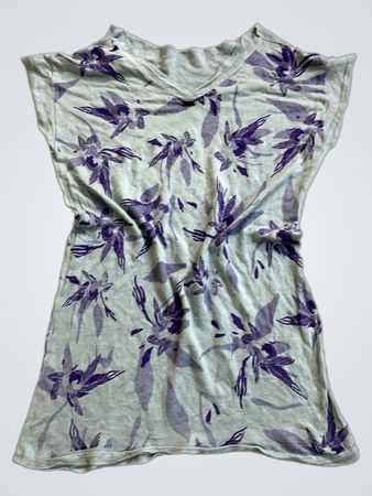 Blaues T-Shirt mit lila Blumenmuster